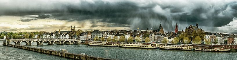 Regenwolken boven Maastricht - Mestreech - bewerkt II van Teun Ruijters