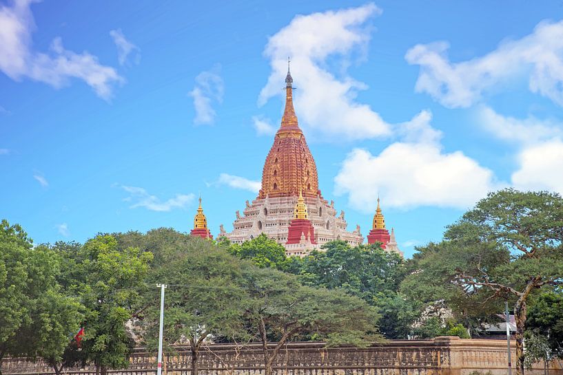 Ananda tempel in Bagan, Myanmar. van Eye on You