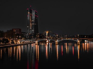 s Nachts in Frankfurt am Main van Mustafa Kurnaz
