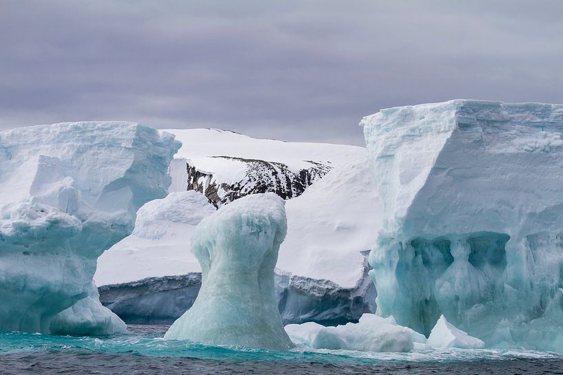Eisberge um die Insel Spert; Eisberge um die Insel Spert von Hillebrand Breuker