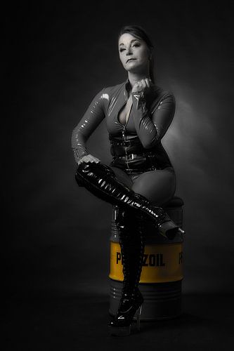 Model in sexy zwarte catsuit