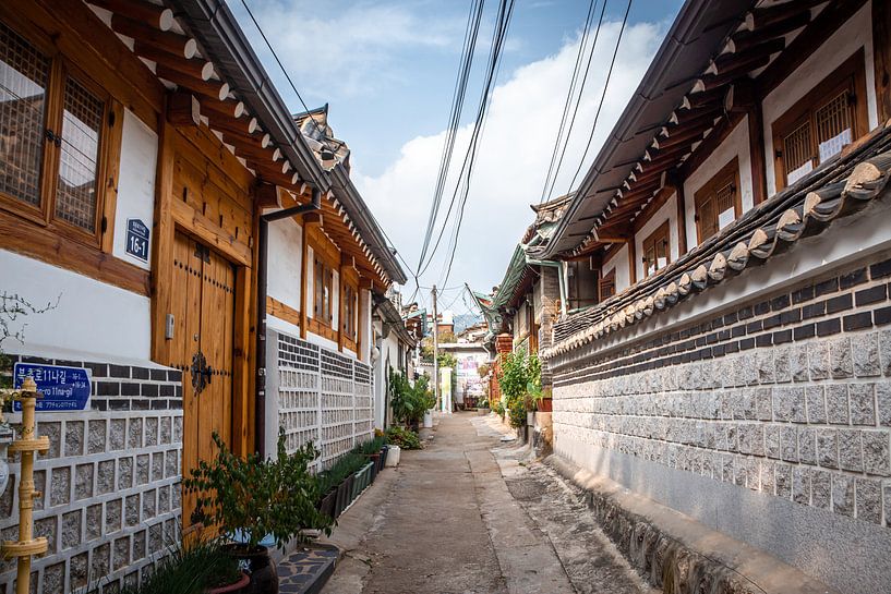 Small streets in Seoul by Mickéle Godderis