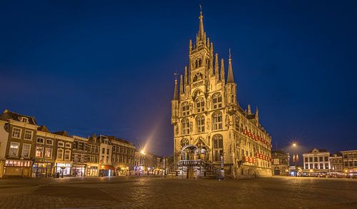 Het stadhuis van Gouda in de avond.