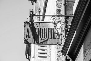 Schild eines Antiquitätengeschäfts in Frankreich