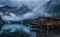 Braies Meer in de avondmist van Mario Calma thumbnail