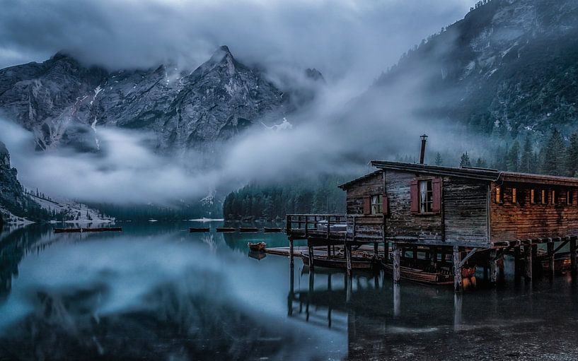 Braies Meer in de avondmist van Mario Calma