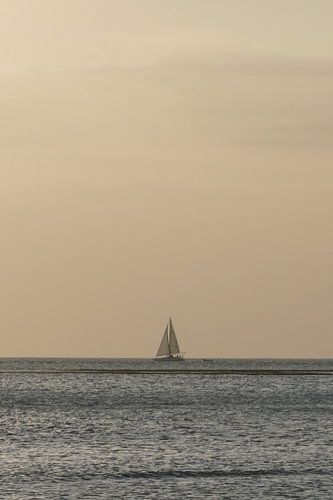 Segelboot am Horizont von Sinne Schouten