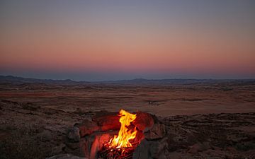 Am Lagerfeuer in Namibia von Bin Chen
