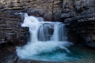 Waterval in Johnston Canyon, Banff, Canada van Discover Dutch Nature