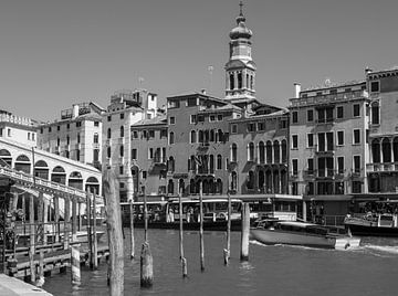 Häuser mit Kirche in Venedig Monochrom von Animaflora PicsStock