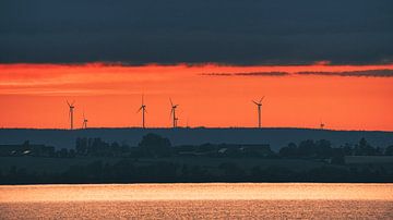 Windturbines op een eiland bij zonsondergang van Martin Köbsch