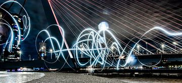 Kreatives Nachtfoto Rotterdamer Erasmusbrücke von Rohan Bhoera
