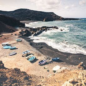 Roeibootjes op het strand bij El Golfo | Lanzarote | Reisfotografie van Daan Duvillier | Dsquared Photography