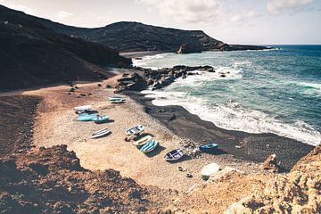 Bateaux à rames sur la plage d'El Golfo | Lanzarote | Photographie de voyage sur Daan Duvillier | Dsquared Photography