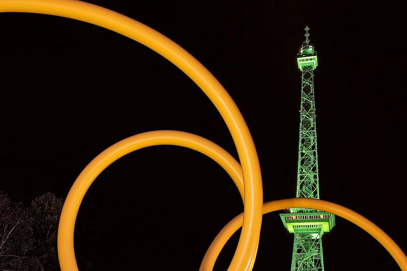 Berlijnse radiotoren in groene verlichting van Frank Herrmann