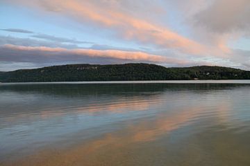 Landschaft des Lac de Chalain im Jura von Robin Verhoef