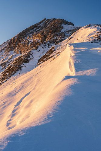 Mont Kugelhorn au lever du soleil après la neige fraîche