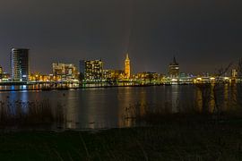 Skyline von Roermond bei Nacht während des Hochwassers der Maas von Delano Gonsalves
