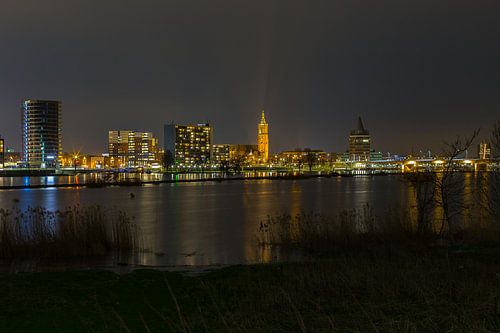 Skyline von Roermond bei Nacht während des Hochwassers der Maas