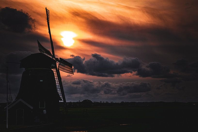 Mühlen-Silhouette bei Sonnenuntergang von Ilona Water