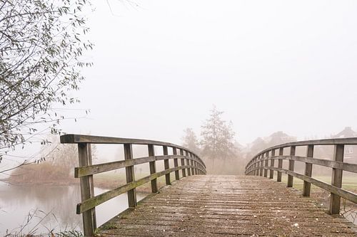 Brug in de mist