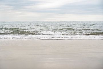 Rustige golven op het strand van Vlissingen | Minimalistische fotografie van Noraly Verriet