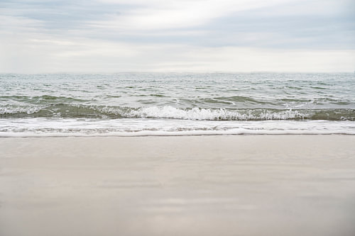 Stille Wellen am Strand von Vlissingen | Minimalistische Fotografie