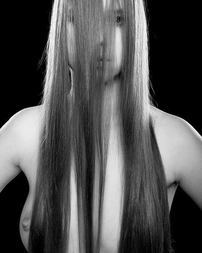 Close up van een mooie vrouw topless. foto in zwart wit