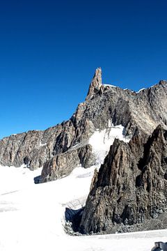 Dente del Gigante (4013 meter) in  het Mont Blancmassief