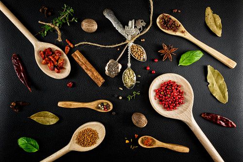Kruiden en specerijen met houten pollepels