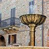 Fontaine sur la place centrale Panicale Umbria sur Dorothy Berry-Lound