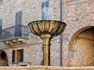 Brunnen auf dem zentralen Platz Panicale Umbrien