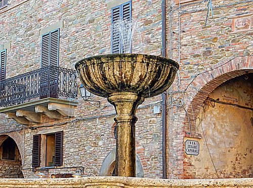 Fontaine sur la place centrale Panicale Umbria