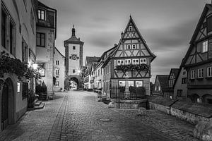 Ein Abend in Rothenburg ob der Tauber in schwarz-weiß