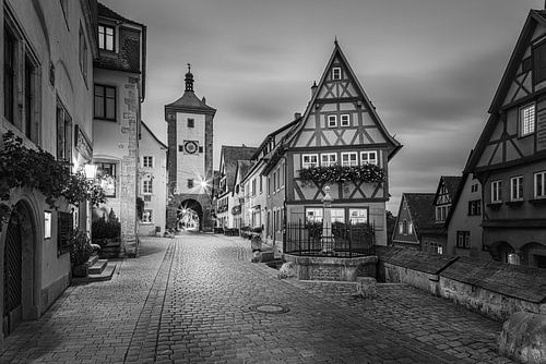 Een avond in Rothenburg ob der Tauber in zwart-wit