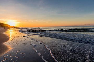 Avondwandeling langs de strandboulevard in Mielno van Oliver Hlavaty