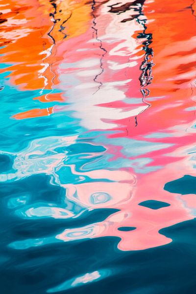 Wasserreflexionen in kräftigen Farben von Poster Art Shop