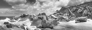 Strand op de Seychellen met granieten stenen. Zwart-wit beeld. van Manfred Voss, Schwarz-weiss Fotografie