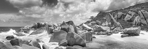 Strand op de Seychellen met granieten stenen. Zwart-wit beeld.