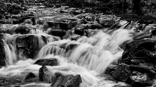 Rustieke waterval in zwart wit. De zachtheid van het water is goed te zien met lange sluitertijd