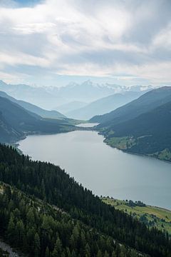 Uitzicht over het meer van Reschen van Leo Schindzielorz