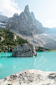 Felsen ragt aus dem türkisen Sorapissee