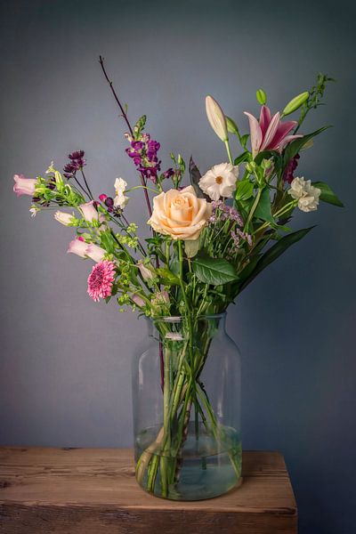 Nature morte de fleurs dans un vase : Bouquet de fleurs de printemps par Marjolein van Middelkoop