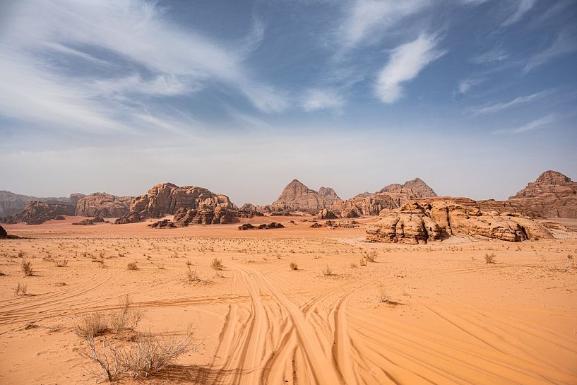 Panorama du Wadi Rum - Traces dans le sable par Delphine Chevalier
