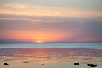 Zonsondergang met een stille zee van Ellis Peeters