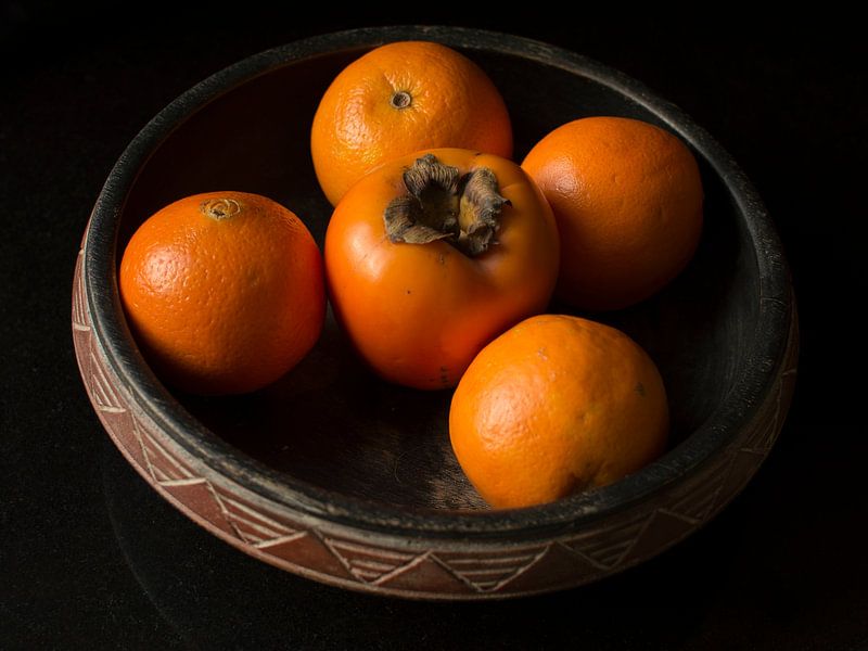 Un fruit de requin entouré d'oranges. par Robrecht Kruft