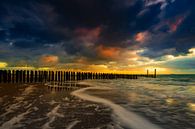 Holländische Wolken und typische Wellenbrecher von Holzpfählen entlang der Küste von Zeeland von gaps photography Miniaturansicht