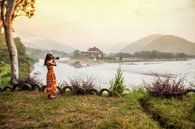 Fotograf am Ufer des Flusses Po Chhu in der Nähe des Dzong von Punakha. Wout Kok One2expose von Wout Kok Miniaturansicht