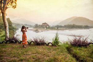 Fotografe aan de oever van de Po Chhu rivier bij de Dzong van Punakha. Wout Kok One2expose