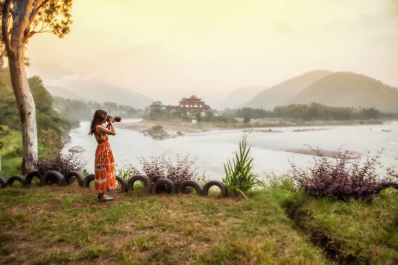 Photographe sur les rives de la rivière Po Chhu, près du Dzong de Punakha. Wout Kok One2expose par Wout Kok